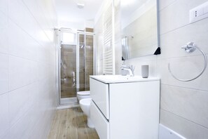 Douche, sèche-cheveux, bidet, serviettes fournies