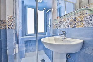 Een douche, een haardroger, een bidet, handdoeken