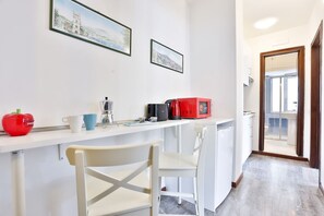 Kühlschrank, Mikrowelle, Herdplatte, Toaster