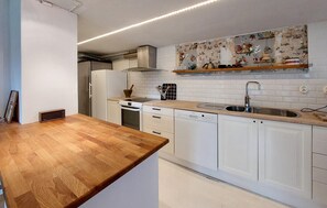 Kylskåp, ugn, spishäll och diskmaskin