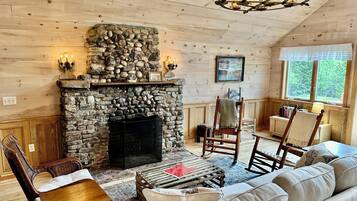 Smart TV, fireplace, books, stereo