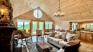 Een smart-tv, een open haard, boeken en een stereo