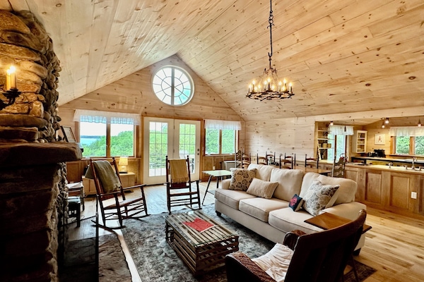 Smart TV, caminetto, libri, impianto stereo