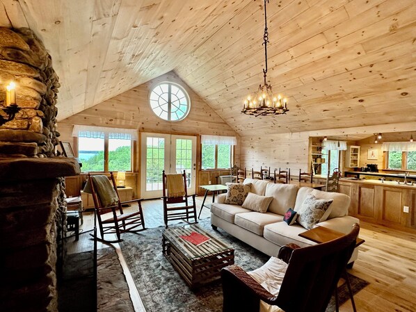 Téléviseur connecté, foyer, livres, chaîne audio