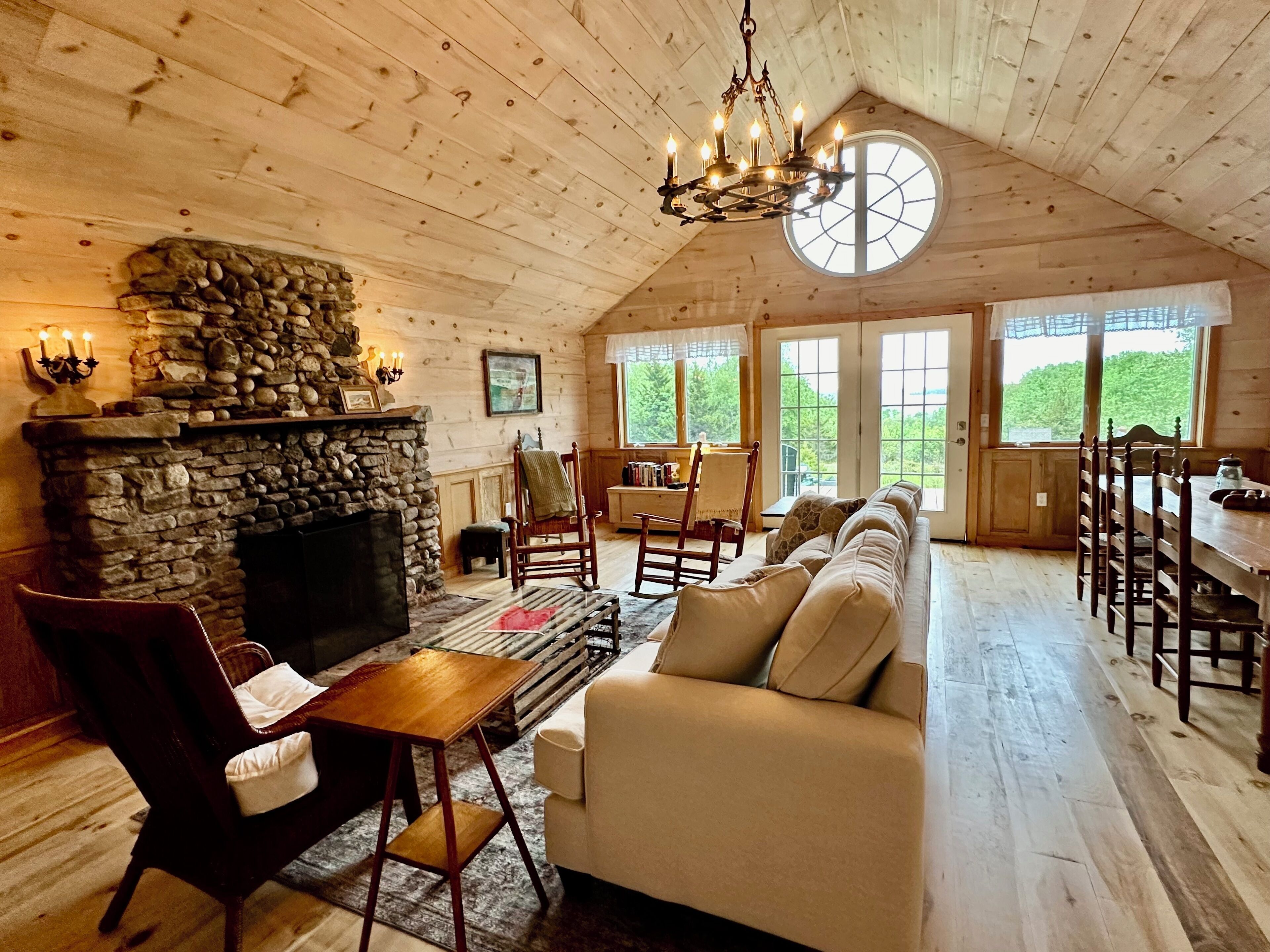 Smart TV, fireplace, books, stereo