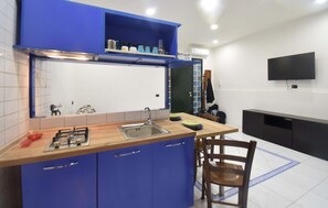 Een koelkast, een kookplaat