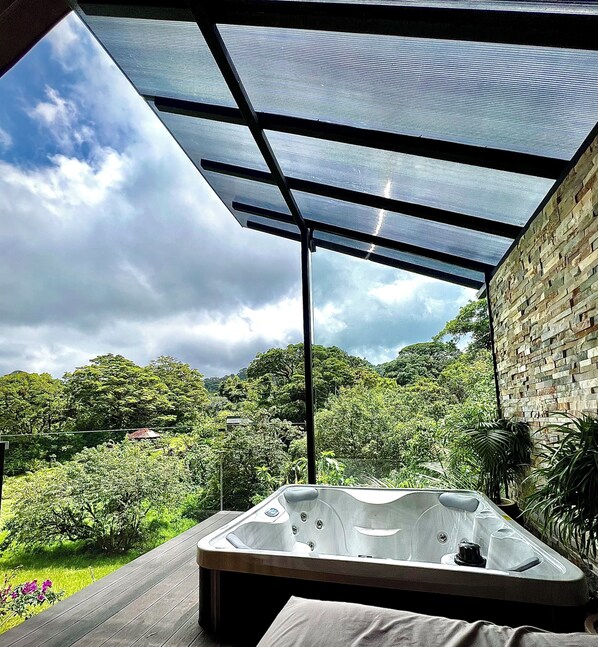 Outdoor spa tub - Cabaña Acojedora a tan Solo 15minutos de las Atraciones (Monte Verde)
