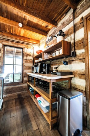 Fridge, microwave, oven, stovetop - Granddaddy's Cabin -ON THE BLUFF OF DAYTON MTN! 13 Minutes from Chickamauga Lake (Dayton)