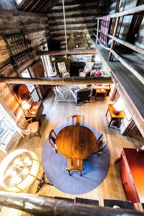 Smart TV, fireplace, books, stereo