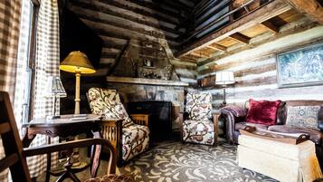 Televisor intel·ligent, llar de foc, llibres i estèreo