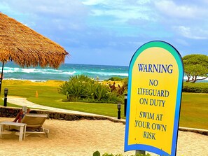 Sur la plage, chaise longue, serviettes de plage