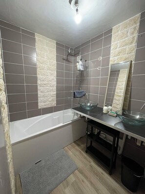 SĂšche-cheveux, serviettes fournies, savon, shampoing