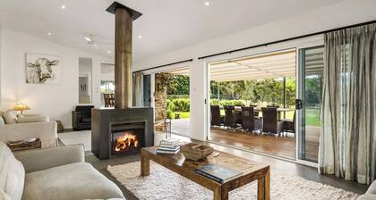 Berry Beach Farm - Luxe Retreat Near Town & Sea