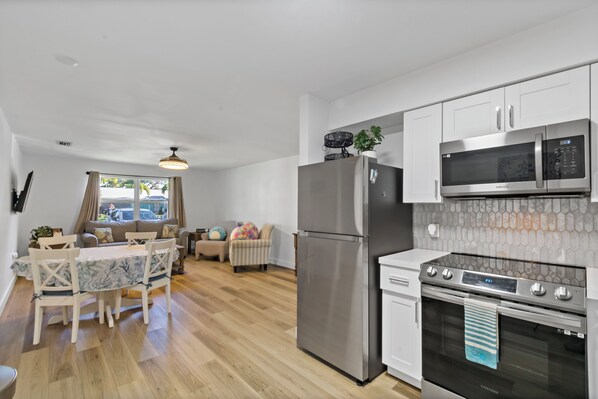 Kjøleskap, mikrobølgeovn, ovn og kokeplater