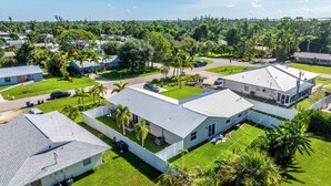 A residential area with houses, green lawns, and palm trees. - Gorgeous relaxing 2BD Near Ft. Myers Beach (Fort Myers)