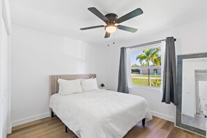 2 soverom, skrivebord, strykejern/-brett og reiseseng for barn