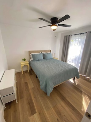 2 habitaciones, escritorio y tabla de planchar con plancha