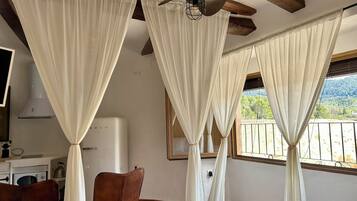 1 habitación, tabla de planchar con plancha y cuna de viaje