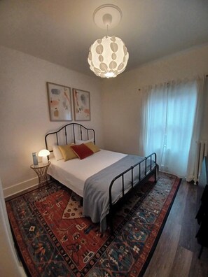 1 habitación, tabla de planchar con plancha, wifi y ropa de cama