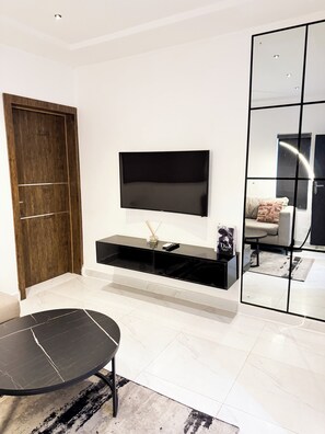 Premier-Apartment | Wohnbereich | Smart-TV, Streaming-Dienste