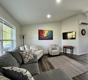 Smart TV, books - !Brand new! Sled Trail Access. 6 minutes to Houlton (Linneus)