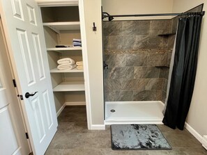 Bruser, håndklæder, Sæbe, Toiletpapir