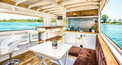 Cozy ship in Ophoven with lake view