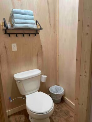 Ducha, secador de pelo, toallas y jabón