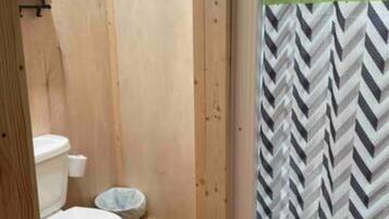 Douche, sĂšche-cheveux, serviettes fournies, savon