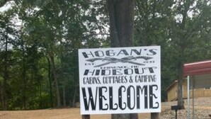 Willkommen bei Hogan's Hideout Cabins, Cottages & Camping.