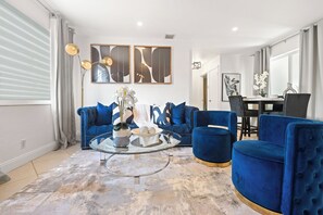 Smart TV - Luxury Sanctuary! Modern 2BR Only 6 min to Beach (Pompano Beach)