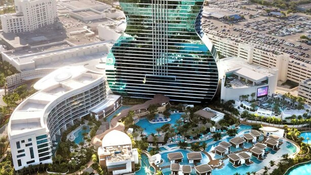 Een modern hotel met een uniek gitaarvormig ontwerp, meerdere zwembaden en weelderige beplanting.
