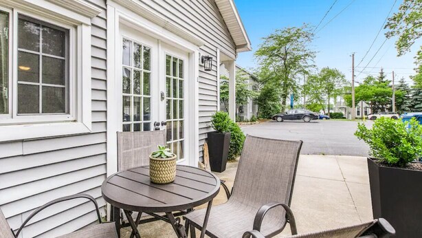 A house with a patio, a table, and chairs. - Little Bell's Bungalow / Walkable to Saugatuck and Douglas / Updated (Saugatuck)