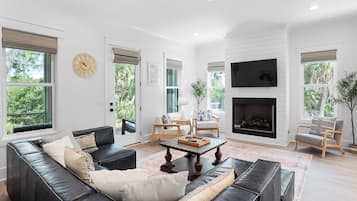 Smart TV, chimenea y libros