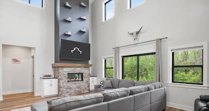 Barn! B-Ball Court/Mini Golf/Sports Bar/Tiki Bar/Theater/Arcade/Hot Tub/Fire Pit