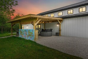 Property grounds - Barn! B-Ball Court/Mini Golf/Sports Bar/Tiki Bar/Theater/Arcade/Hot Tub/Fire Pit (Mount Pleasant)