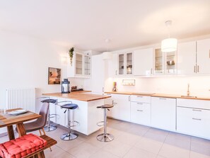 Kjøleskap, mikrobølgeovn, ovn og oppvaskmaskin