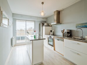 Een koelkast, een microgolfoven, een oven, een vaatwasser