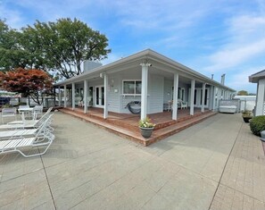 Outdoor dining - Walden's Erie Abode.
Less than a mile from the Jet Express!!! (Port Clinton)