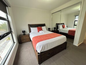 2 dormitorios, cortinas opacas, tabla de planchar con plancha