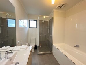 2 dormitorios, cortinas opacas, tabla de planchar con plancha