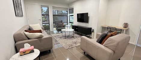 Appartement exĂ©cutif | 2 chambres, rideaux dâobscurcissement, fer et planche Ă repasser