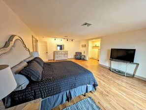 2 habitaciones, escritorio, tabla de planchar con plancha y wifi 