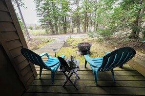 Terrace/patio - Northern Michigan charm. Close to lakes, boat parking, On the golf course (Mancelona)