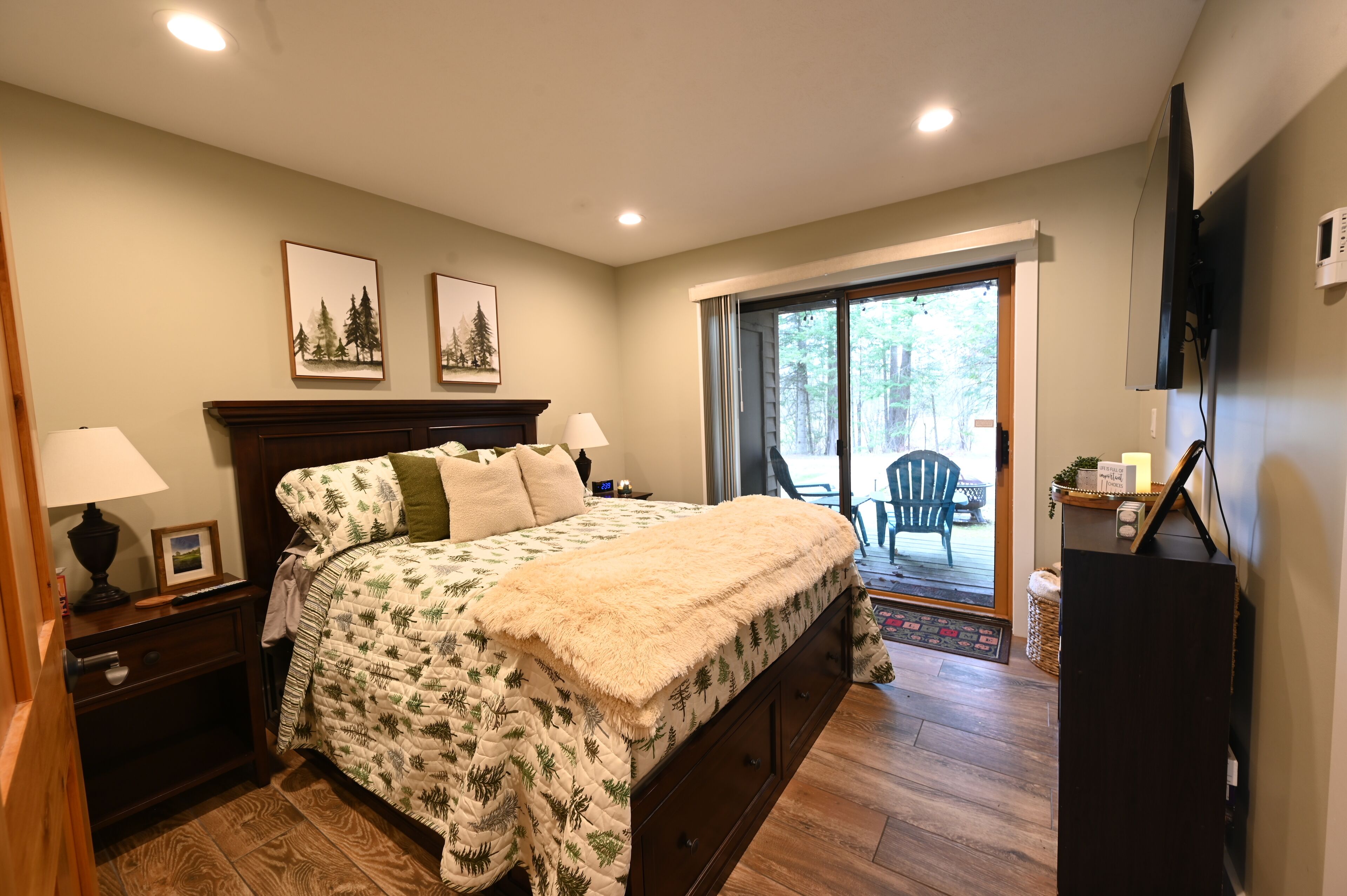 1 habitación, tabla de planchar con plancha y cuna de viaje 