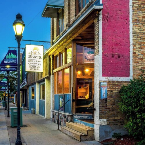 Northern Michigan charm. Close to lakes, boat parking, Walk to slopes, sleeps 4