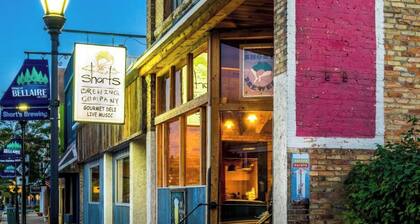 Northern Michigan charm. Close to lakes, boat parking, Walk to slopes, sleeps 4