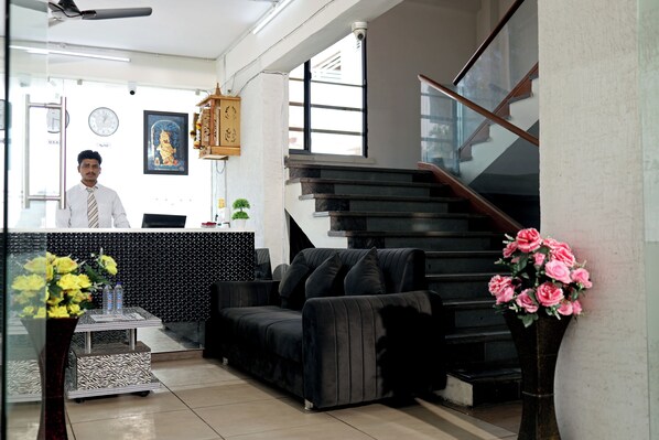 Reception - Hotel A1 Plaza - Ahmedabad (Ahmedabad)