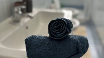 Kostenlose Toilettenartikel, Haartrockner, Handtücher, Seife