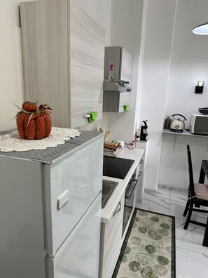 Refrigerador, microondas, horno y tetera eléctrica 